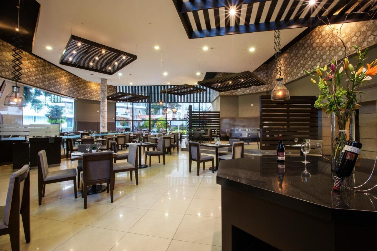 Krystal Satelite Maria Barbara Hotel Tlalnepantla  Exterior foto The interior of the restaurant