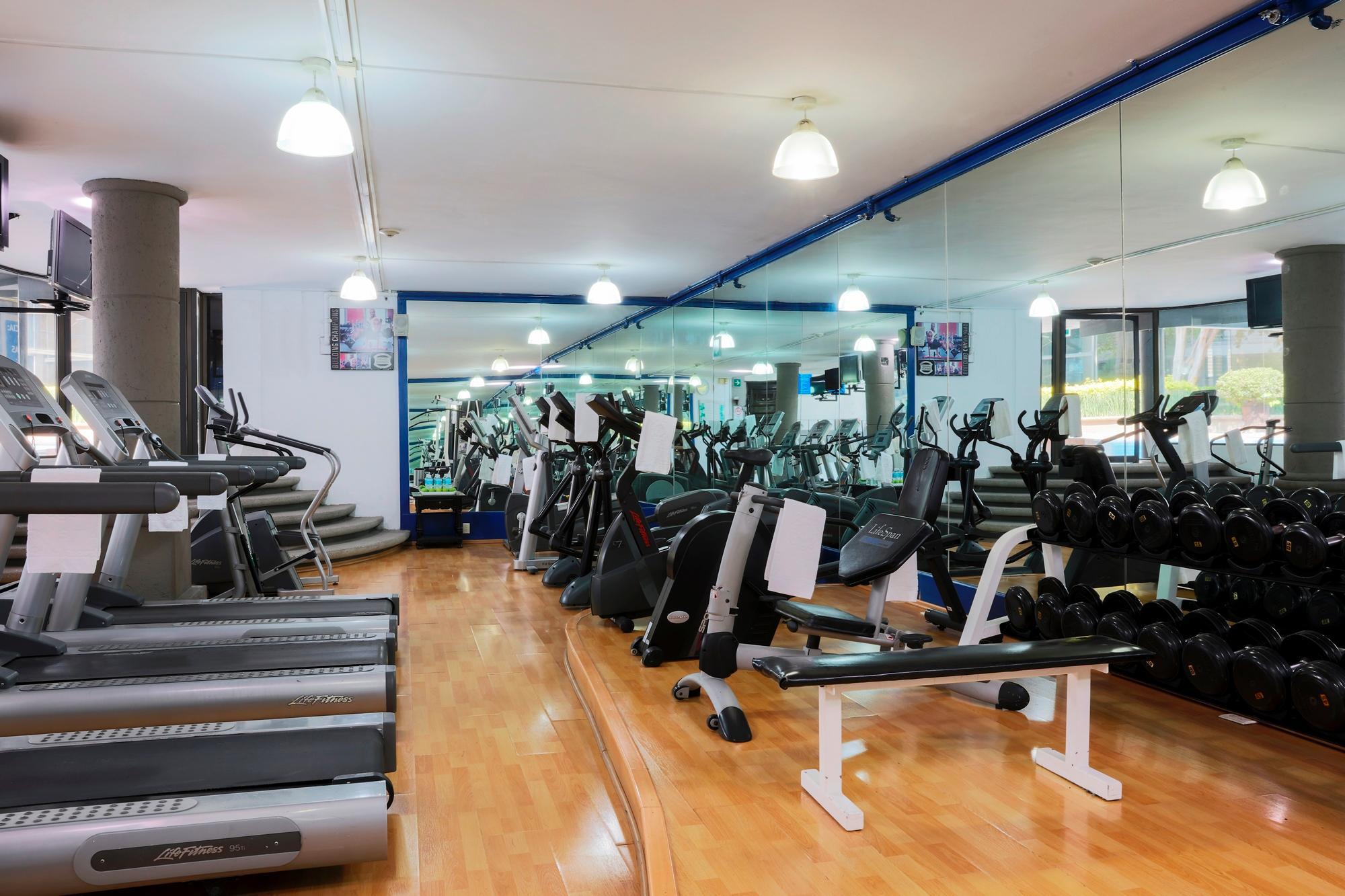 Krystal Satelite Maria Barbara Hotel Tlalnepantla  Exterior foto The gym at the hotel