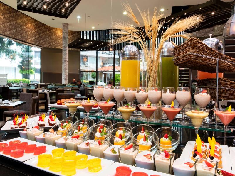 Krystal Satelite Maria Barbara Hotel Tlalnepantla  Exterior foto The buffet at the hotel