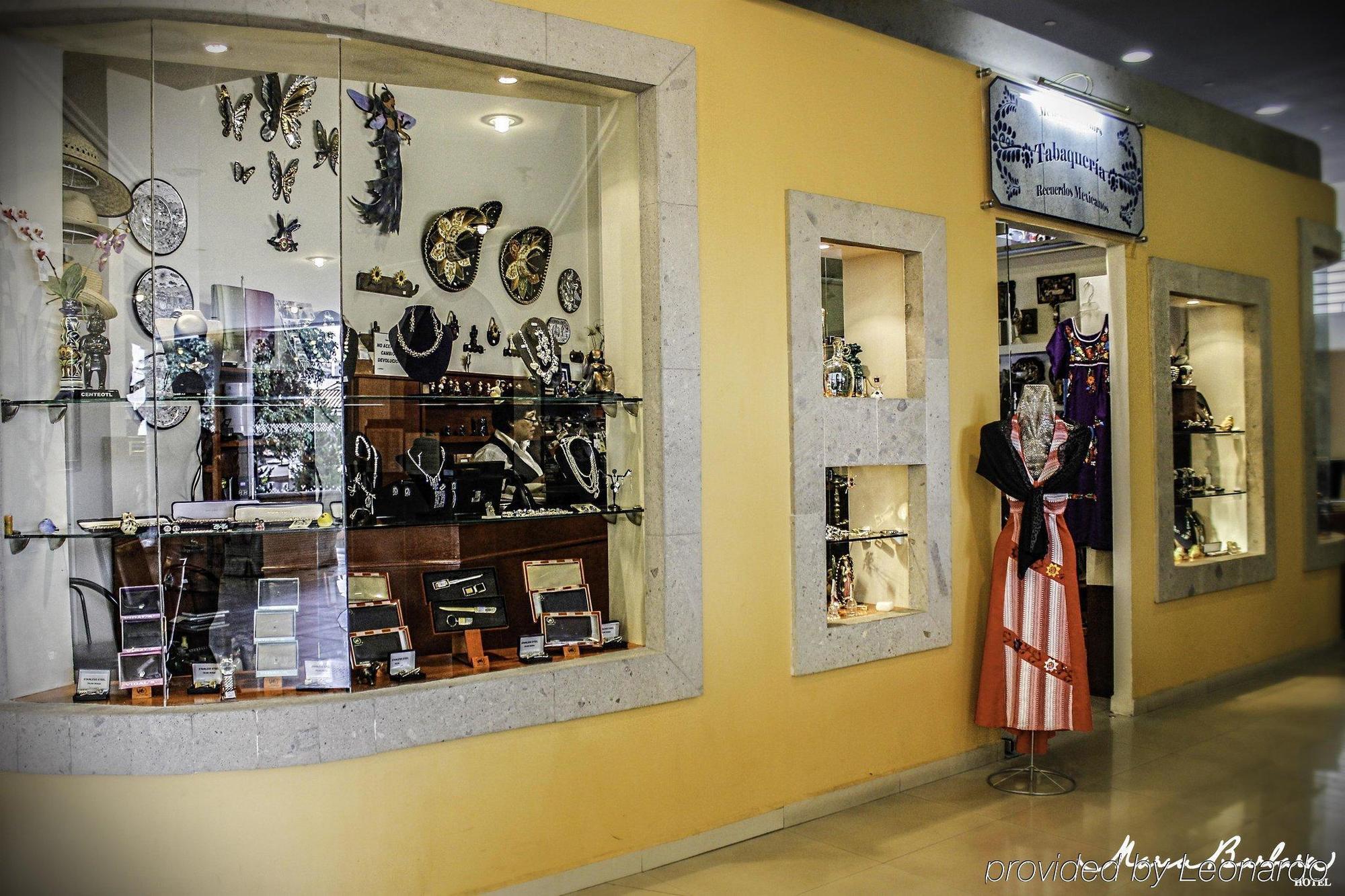 Krystal Satelite Maria Barbara Hotel Tlalnepantla  Exterior foto Souvenir shop at the airport
