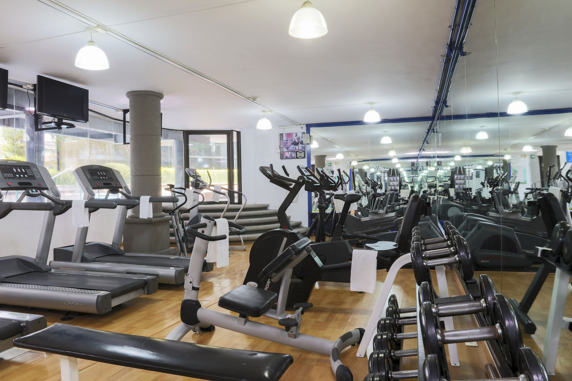 Krystal Satelite Maria Barbara Hotel Tlalnepantla  Exterior foto The gym at the London Bridge Campus