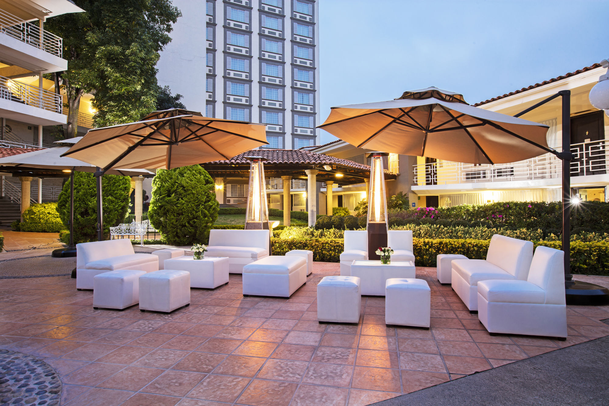 Krystal Satelite Maria Barbara Hotel Tlalnepantla  Exterior foto The hotel's courtyard